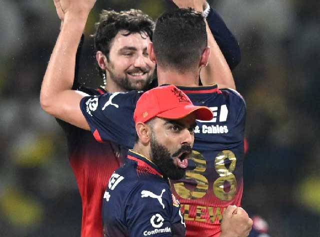  চেন্নাইকে হারিয়ে উল্লাস কোহলিদের। ছবি: রয়টার্স