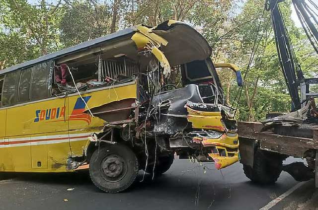  আজ সোমবার সকালে লোহাগাড়া উপজেলায় চট্টগ্রাম-কক্সবাজার মহাসড়কে দুর্ঘটনাটি ঘটে। 
