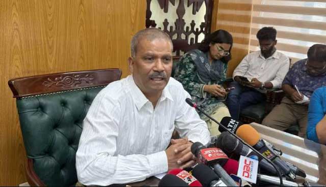 সচিবালয়ে আইন মন্ত্রণালয়ের সভাকক্ষে সংবাদ সম্মেলনে কথা বলছেন আইন উপদেষ্টা ড. আসিফ নজরুল। ছবি: ইউএনবি