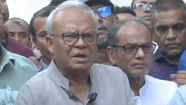 বিএনপির সিনিয়র যুগ্ম মহাসচিব রুহুল কবির রিজভী আজ ঢাকা বিশ্ববিদ্যালয়ের চারুকলা অনুষদ পরিদর্শনে যান। ছবি: ভিডিও থেকে নেওয়া