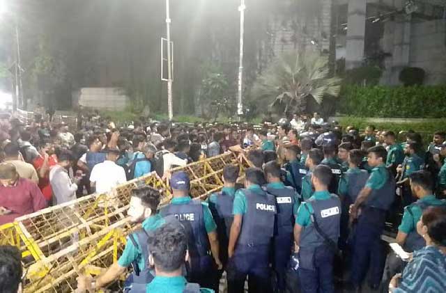 ৪৬তম বিসিএসের লিখিত পরীক্ষা পেছানোর দাবিতে প্রধান উপদেষ্টার সরকারি বাসভবন যমুনা অভিমুখে পদযাত্রা করেন একদল চাকরিপ্রার্থী। তাদের হোটেল ইন্টারকন্টিনেন্টালের সামনে আটকে দেয় পুলিশ। ছবি: সংগৃহীত