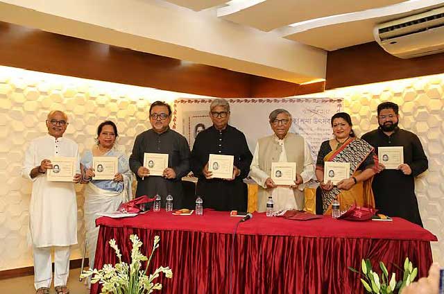 গতকাল সন্ধ্যায় বিশ্বসাহিত্য কেন্দ্রে আনোয়ারা তরফদারের রান্নার বই ‘খাদ্যবিলাস’-এর মোড়ক উন্মোচন অনুষ্ঠানে বাঁ থেকে ড. সেলিম জাহান, শামীম আজাদ, আব্দুন নূর তুষার, আফজাল হোসেন, অধ্যাপক আবদুল্লাহ আবু সায়ীদ, আলপনা হাবিব ও লাবিব তরফদার। ছবি: সংগৃহীত