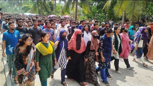  বিক্ষোভ-মিছিল করছেন কুয়েট শিক্ষার্থীরা। ছবি: সংগৃহীত