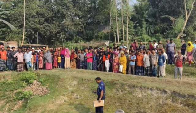 গ্রামের একটি পুকুর থেকে পুলিশ তার মরদেহ উদ্ধার করে। ছবি: সংগৃহীত