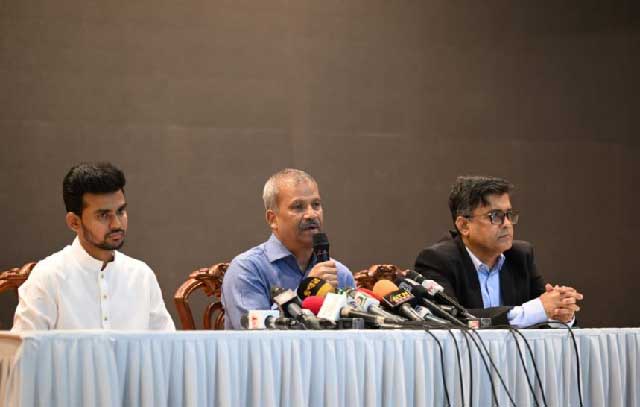  রাজধানীর ফরেন সার্ভিস একাডেমিতে মঙ্গলবার উপদেষ্টা পরিষদের বৈঠক নিয়ে আয়োজিত ব্রিফিংয়ে আইন উপদেষ্টা আসিফ নজরুল। ছবি: প্রধান উপদেষ্টার প্রেস উইং