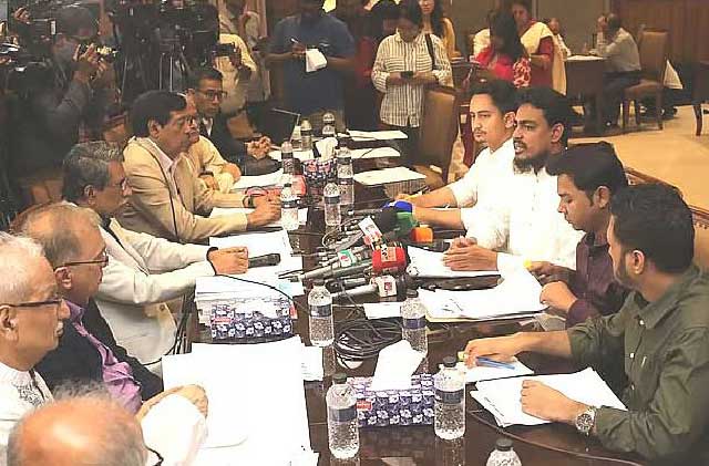  গতকাল জাতীয় সংসদ ভবনের এলডি হলে জাতীয় নাগরিক পার্টির (এনসিপি) সঙ্গে ‘বর্ধিত আলোচনা’য় জাতীয় ঐকমত্য কমিশন। ছবি: সংগৃহীত