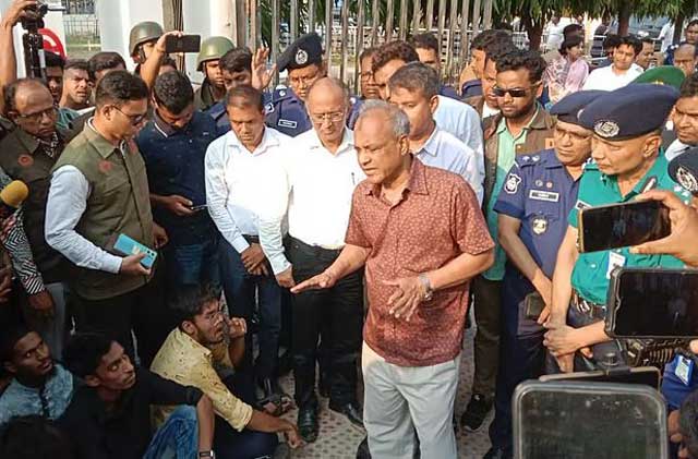 জেলা প্রশাসকের কার্যালয়ের সামনে স্বরাষ্ট্র উপদেষ্টার পথরোধ করেন বৈষম্যবিরোধী ছাত্র আন্দোলনের নেতারা। ছবি: সংগৃহীত