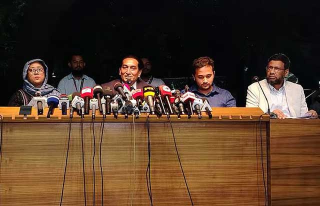 প্রধান উপদেষ্টার বাসভবন যমুনায় জুলাই স্মৃতি ফাউন্ডেশনের চতুর্থ বোর্ড সভা শেষে আজ বৃহস্পতিবার সন্ধ্যায় সংবাদ সম্মেলনে মীর মাহবুবুর রহমান স্নিগ্ধ। ছবি: সংগৃহীত