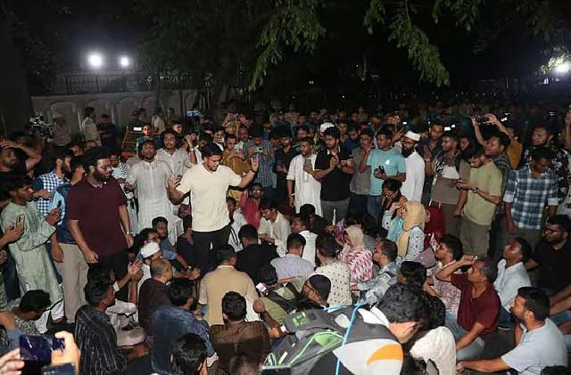 রাতে হাসনাতের নেতৃত্বে যমুনার সামনে অবস্থান। ছবি: সংগৃহীত