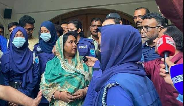 শুক্রবার ভোর সাড়ে ৫টায় নারায়ণগঞ্জ সিটি কর্পোরেশনের সাবেক মেয়র সেলিনা হায়াৎ আইভীকে গ্রেফতার করেছে পুলিশ। ছবি: সংগৃহীত