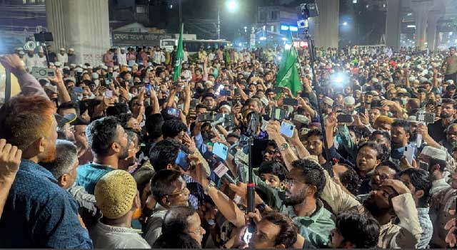 জামায়াতের কয়েক হাজার নেতা-কর্মী দলের নেতা সেলিম উদ্দিন ও শফিকুল ইসলাম মাসুদের নেতৃত্বে ইন্টার কন্টিনেন্টাল হোটেল মোড়ে অবস্থান নিয়েছে। ছবি: সংগৃহীত