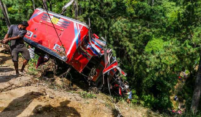 শ্রীলঙ্কায় তীর্থযাত্রীবাহী বাস খাদে পড়ে ২১ জন নিহত হয়েছেন। ছবি: এএফপি