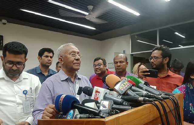 নির্বাচন কমিশনের সিনিয়র সচিব আখতার আহমেদ সোমবার রাতে নির্বাচন ভবনে সাংবাদিকদের ব্রিফ করেন। ছবি: সংগৃহীত