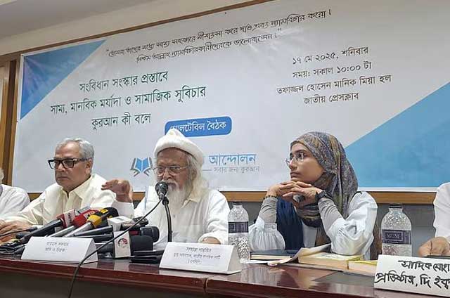 আজ শনিবার জাতীয় প্রেসক্লাবে এক গোলটেবিল বৈঠকে বক্তব্য দেন কবি ও চিন্তক ফরহাদ মজহার। ছবি: সংগৃহীত