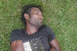 পাগলামি করায় আটকে রাখা হয়েছিল ঘরে, জানালা ভেঙে বেরিয়ে দুজনকে হত্যা