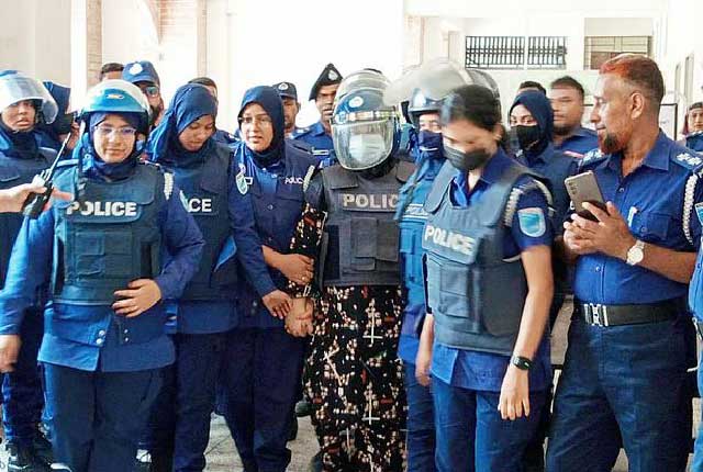 মানিকগঞ্জে হত্যা মামলায় হাজিরা দিতে মমতাজ বেগমকে মঙ্গলবার দুপুরে মানিকগঞ্জে আদালতে হাজির করা হয়। পরে রিমান্ডে জিজ্ঞাসাবাদের জন্য তাকে হরিরামপুর থানায় নেওয়া হয়। ছবি: সংগৃহীত