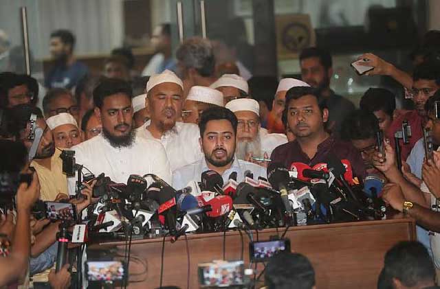 প্রধান উপদেষ্টা অধ্যাপক মুহাম্মদ ইউনূসের সঙ্গে বৈঠক শেষে বেরিয়ে সোমবার রাতে বাংলাদেশ ফরেন সার্ভিস একাডেমিতে সাংবাদিকদের সঙ্গে কথা বলেন জাতীয় নাগরিক পার্টির (এনসিপি) আহ্বায়ক নাহিদ ইসলাম। ছবি: সংগৃহীত