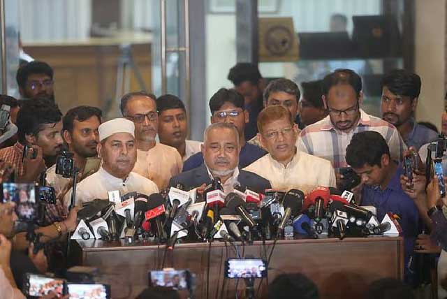 প্রধান উপদেষ্টা অধ্যাপক মুহাম্মদ ইউনূসের সঙ্গে বৈঠক শেষে বেরিয়ে সোমবার রাতে বাংলাদেশ ফরেন সার্ভিস একাডেমিতে সাংবাদিকদের সঙ্গে কথা বলেন জামায়াতে ইসলামীর নায়েবে আমির সৈয়দ আব্দুল্লাহ মোহাম্মদ তাহের। ছবি: সংগৃহীত