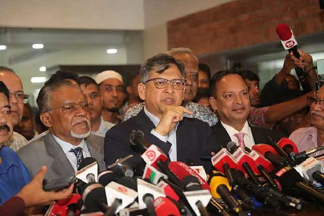 ঐকমত্য কমিশনের বৈঠক শেষে সাংবাদিকদের সঙ্গে কথা বলেন বিএনপির স্থায়ী কমিটির সদস্য সালাহউদ্দিন। ছবি: সংগৃহীত