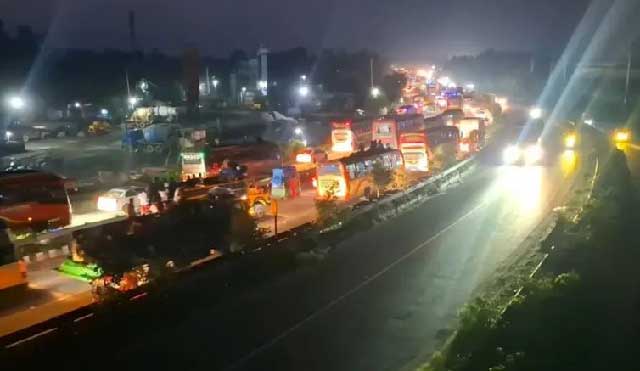 ঢাকা-টাঙ্গাইল মহাসড়কে ২৫ থেকে ৩০ কিলোমিটার যানজটের খবরও পাওয়া গেছে। ছবি: বিবিসি