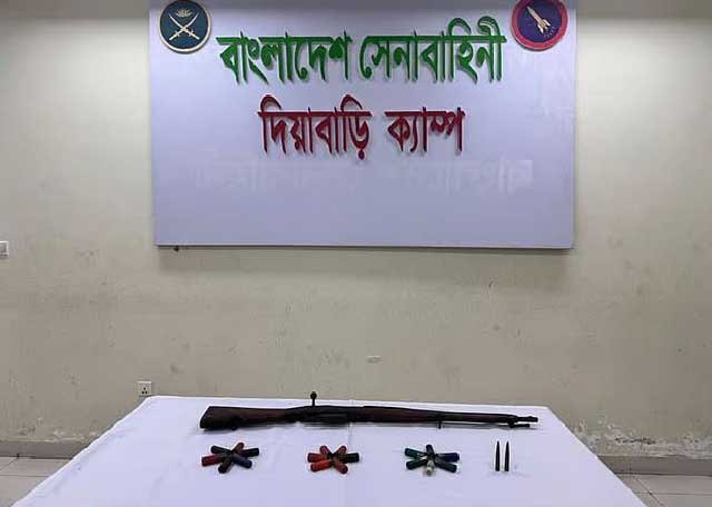 ঢাকার উত্তরায় অভিযান চালিয়ে অস্ত্র ও গুলি উদ্ধার করেছে সেনাবাহিনী। ছবি: আইএসপিআর