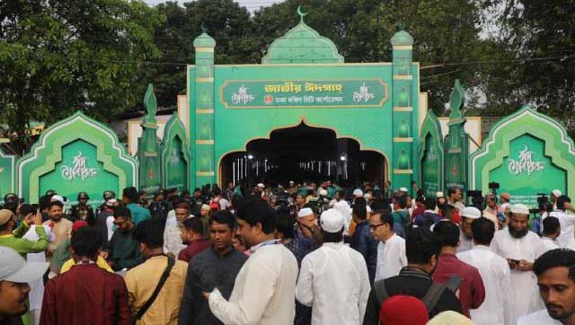 জাতীয় ঈদগাহে পবিত্র ঈদুল আজহার নামাজ আদায় করতে প্রবেশ করছেন মুসুল্লিরা। ছবি: সংগৃহীত