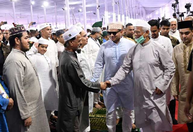 জাতীয় ঈদগাহে প্রধান উপদেষ্টা অধ্যাপক মুহাম্মদ ইউনূস পবিত্র ঈদুল আজহার নামাজ আদায় ও মোনাজাত শেষে কুশল বিনিময় করেন।  ছবি: প্রধান উপদেষ্টার প্রেস উইং