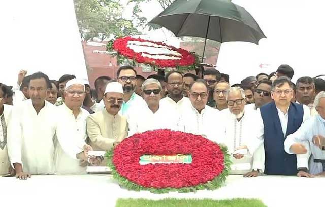 রাজধানীর শেরে বাংলা নগরে বিএনপির প্রতিষ্ঠাতা জিয়াউর রহমানের কবরে পুষ্পমাল্য অর্পন করেন দলের মহাসচিব মির্জা ফখরুল ইসলাম আলমগীরসহ অন্য নেতারা। ছবি: বিএনপি চেয়ারপারসনের মিডিয়া সেলের সৌজন্যে