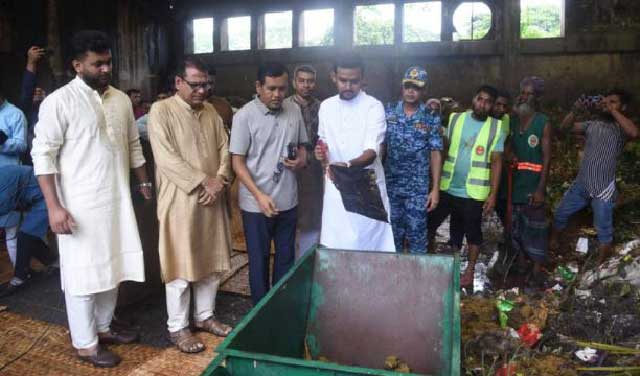 ডিএসসিসির আবর্জনা অপসারণ কার্যক্রম পরিদর্শন করেন স্থানীয় সরকার উপদেষ্টা আসিফ মাহমুদ সজীব ভূঁইয়া। ছবি: সংগৃহীত