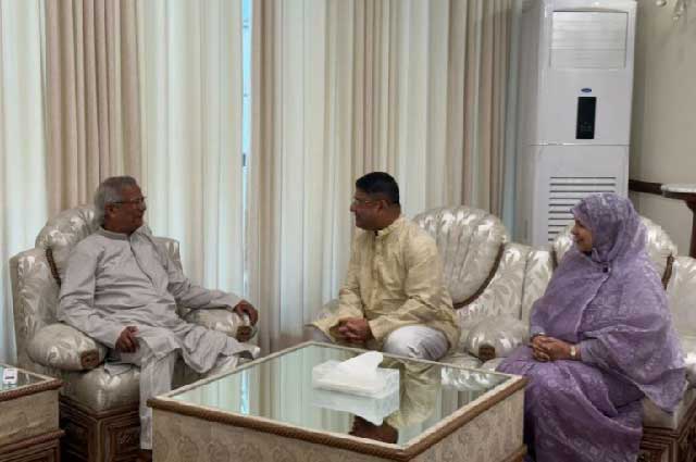 আজ শনিবার রাষ্ট্রীয় অতিথি ভবন যমুনায় প্রধান উপদেষ্টা অধ্যাপক মুহাম্মদ ইউনূসের সঙ্গে সস্ত্রীক সাক্ষাৎ করেন সেনাপ্রধান জেনারেল ওয়াকার-উজ-জামান। ছবি: প্রধান উপদেষ্টার প্রেস উইং