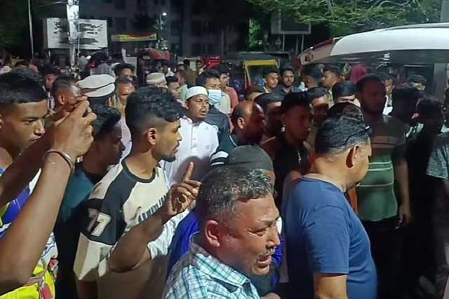সংঘর্ষে আহত ব্যক্তিদের উদ্ধার করে প্রথমে বাগেরহাটের মোল্লাহাট উপজেলা স্বাস্থ্য কমপ্লেক্সে নেওয়া হয়। ছবি: সংগৃহীত