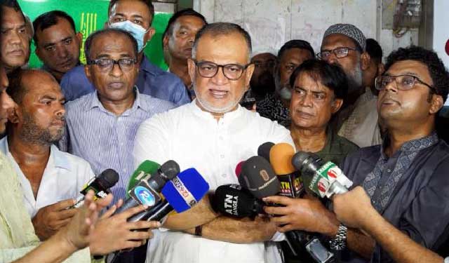 রাজধানীর লালবাগে পোস্তা চামড়া আড়ত পরিদর্শন শেষে সাংবাদিকদের ব্রিফ করেন বাণিজ্য উপদেষ্টা শেখ বশিরউদ্দিন। ছবি: পিআইডি