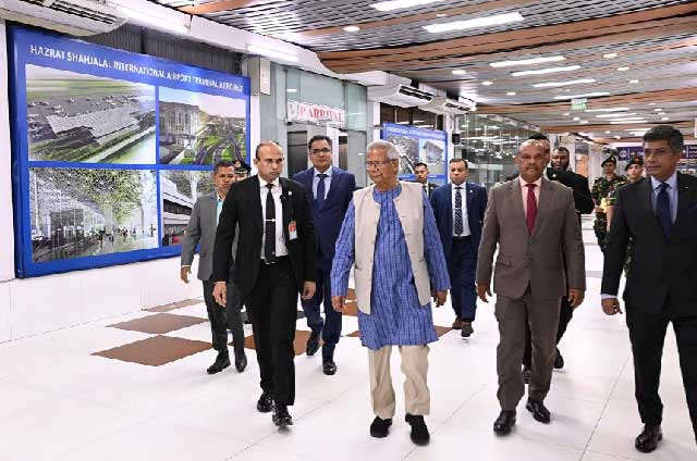 সোমবার সন্ধ্যা ৭টা ৩০ মিনিটে এমিরেটসের একটি ফ্লাইটে যুক্তরাজ্যের উদ্দেশ্যে ঢাকা ত্যাগ করেন প্রধান উপদেষ্টা অধ্যাপক মুহাম্মদ ইউনূস। ছবি: প্রধান উপদেষ্টার কার্যালয়