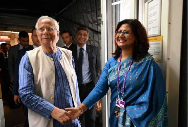 মঙ্গলবার লন্ডনের হিথ্রো বিমানবন্দরে প্রধান উপদেষ্টা অধ্যাপক মুহাম্মদ ইউনূসকে স্বাগত জানান যুক্তরাজ্যে নিযুক্ত বাংলাদেশের হাইকমিশনার আবিদা ইসলাম। ছবি: প্রধান উপদেষ্টার প্রেস উইং