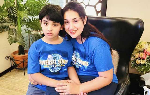 ছেলে আব্রাম খান জয়ের সঙ্গে অপু বিশ্বাস। ছবি: সংগৃহীত