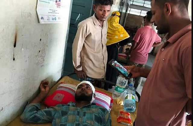 হাতিয়ায় আজ বিকেলে উপজেলা স্বাস্থ্য কমপ্লেক্সে বিএনপির দুইপক্ষের সংঘর্ষে আহতদের একজন। ছবি: সংগৃহীত