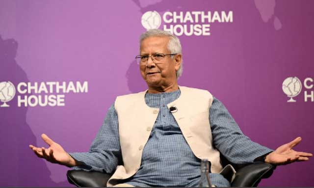 বুধবার লন্ডনের চ্যাথাম হাউসে রয়্যাল ইনস্টিটিউট অব ইন্টারন্যাশনাল অ্যাফেয়ার্সে বক্তব্য রাখেন প্রধান উপদেষ্টা অধ্যাপক মুহাম্মদ ইউনূস। ছবি: প্রধান উপদেষ্টার প্রেস উইং