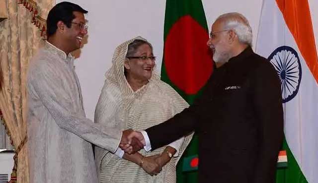 ভারতের প্রধানমন্ত্রী নরেন্দ্র মোদির সঙ্গে পুত্রের আলাপ করিয়ে দিচ্ছেন শেখ হাসিনা। ফাইল ছবি 