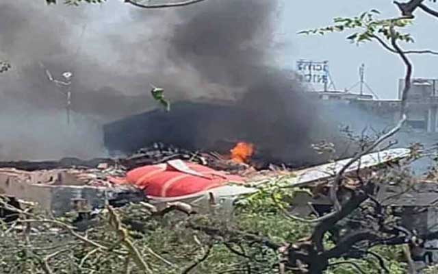 বিমান বিধ্বস্ত হওয়ার স্থানে ফায়ার ফাইটাররা কাজ করছেন। ছবি: পিটিআিই