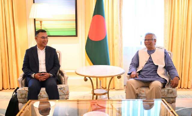 বৈঠকের শুরুতে অধ্যাপক ইউনূস ও তারেক রহমান। ছবি: বিএনপির মিডিয়া সেলের সৌজন্য