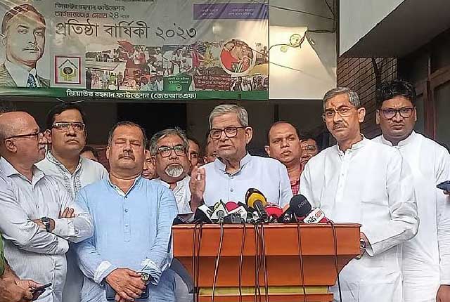 লন্ডনে প্রধান উপদেষ্টা অধ্যাপক মুহাম্মদ ইউনূস ও বিএনপির ভারপ্রাপ্ত চেয়ারম্যান তারেক রহমানের বৈঠক নিয়ে আজ শুক্রবার বিকেলে গুলশানের কার্যালয়ে সাংবাদিকদের সঙ্গে কথা বলেন বিএনপির মহাসচিব মির্জা ফখরুল ইসলাম আলমগীর। ছবি: সংগৃহীত