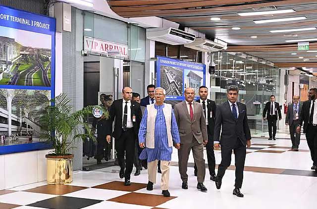 আজ শনিবার সকালে হজরত শাহজালাল আন্তর্জাতিক বিমানবন্দরে পৌঁছান প্রধান উপদেষ্টা অধ্যাপক মুহাম্মদ ইউনূস। ছবি: প্রধান উপদেষ্টার ফেসবুক পেজ থেকে