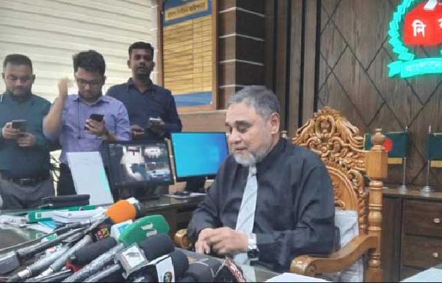 আগারগাঁওয়ে নির্বাচন ভবনে সাংবাদিকদের সঙ্গে আলাপ করেন সিইসি এ এম এম নাসির উদ্দিন। ছবি: সংগৃহীত