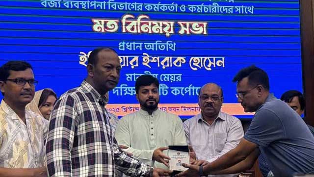 নগর ভবনে আয়োজিত সভায় ইশরাক হোসেনকে 'মেয়র' উল্লেখ করে ব্যানার ব্যবহার করা হয়। ছবি: সংগৃহীত