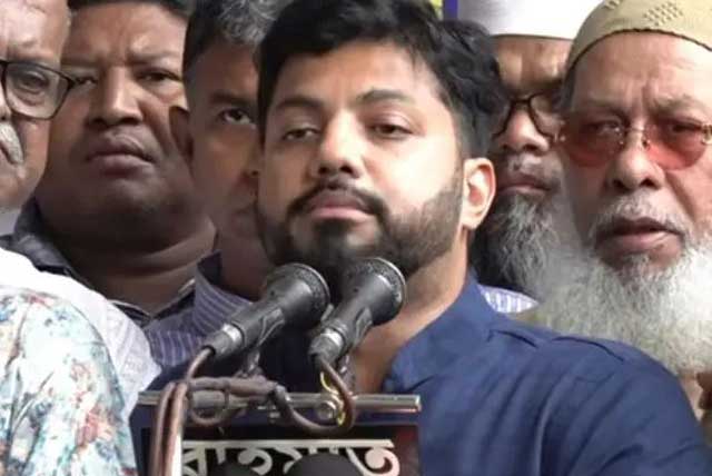 আজ মঙ্গলবার নগর ভবনের সামনে সমাবেশে অংশ নেন বিএনপি নেতা ইশরাক হোসেন। ছবি: সংগৃহীত