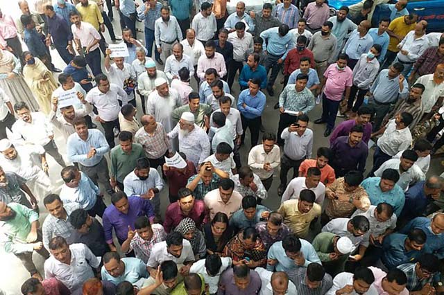 আজ রোববার বেলা ১১টার দিকে সচিবালয়ের বিভিন্ন মন্ত্রণালয় ও বিভাগের আন্দোলনকারী বিপুলসংখ্যক কর্মচারী নিজ নিজ দপ্তর ছেড়ে বিক্ষোভে যোগ দেন। ছবি: সংগৃহীত