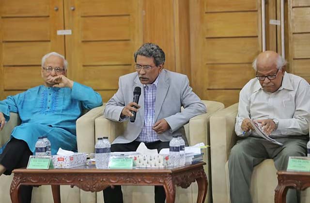 জাতীয় ঐকমত্য কমিশনের সহসভাপতি অধ্যাপক আলী রীয়াজ (মাঝে)। আজ রোববার রাজনৈতিক দলগুলোর সঙ্গে জাতীয় ঐকমত্য কমিশনের দ্বিতীয় পর্বের বৈঠকের পঞ্চম দিনের আলোচনায়। ছবি: সংগৃহীত