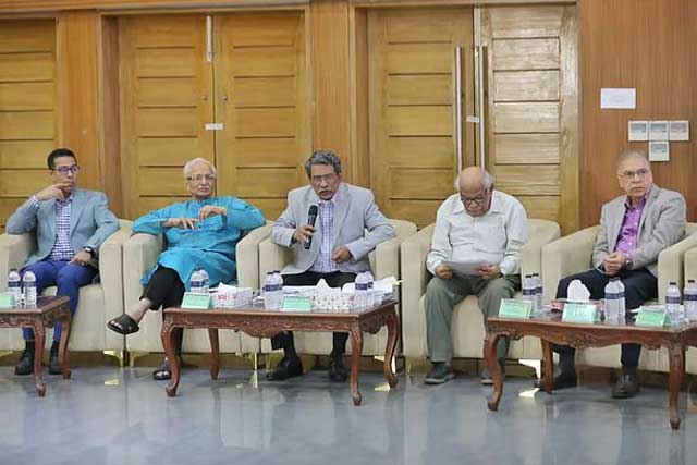 জাতীয় ঐকমত্য কমিশনের সঙ্গে রাজনৈতিক দলগুলোর দ্বিতীয় পর্যায়ের আজকের আলোচনা শেষে কমিশনের সহসভাপতি আলী রীয়াজ সাংবাদিকদের ব্রিফ করেন। ছবি: সংগৃহীত