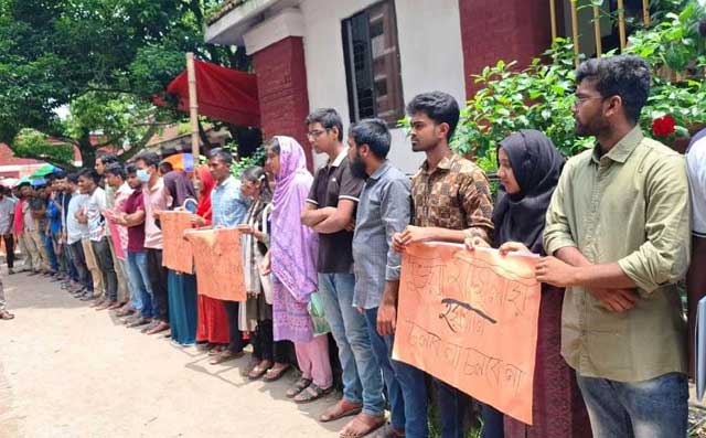 মাহমুদুল হকের মুক্তির দাবিতে আন্দোলনরত শিক্ষার্থীরা। ছবি: সংগৃহীত