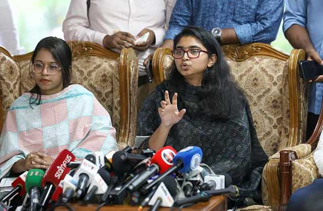 জাতীয় ঐকমত্য কমিশনের সঙ্গে রাজনৈতিক দলগুলোর আলোচনা শেষে সাংবাদিকদের সঙ্গে কথা বলেন জাতীয় নাগরিক পার্টির নেতারা। ছবি: সংগৃহীত